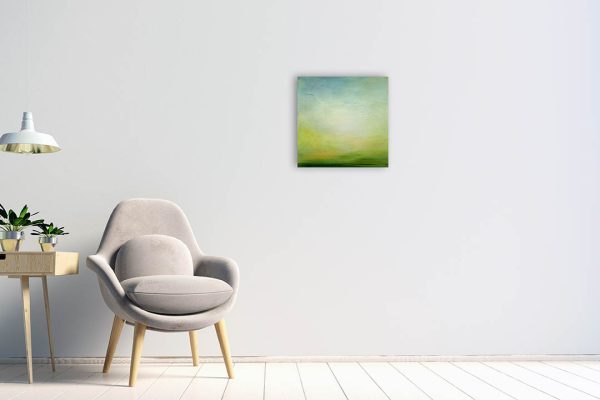 Stilles Acrylgemälde in Grün-, Blau und Gelbtönen an einer Wand in einem modernen Zimmer